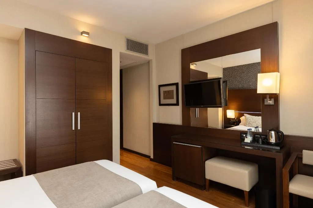 DOUBLE STANDARD Room, Barcelona Hotel Colonial, Barcelona