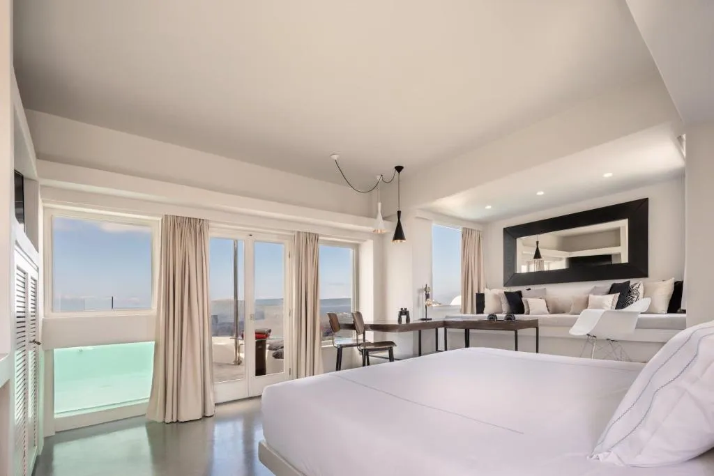 Room, West East Suites, Santorini