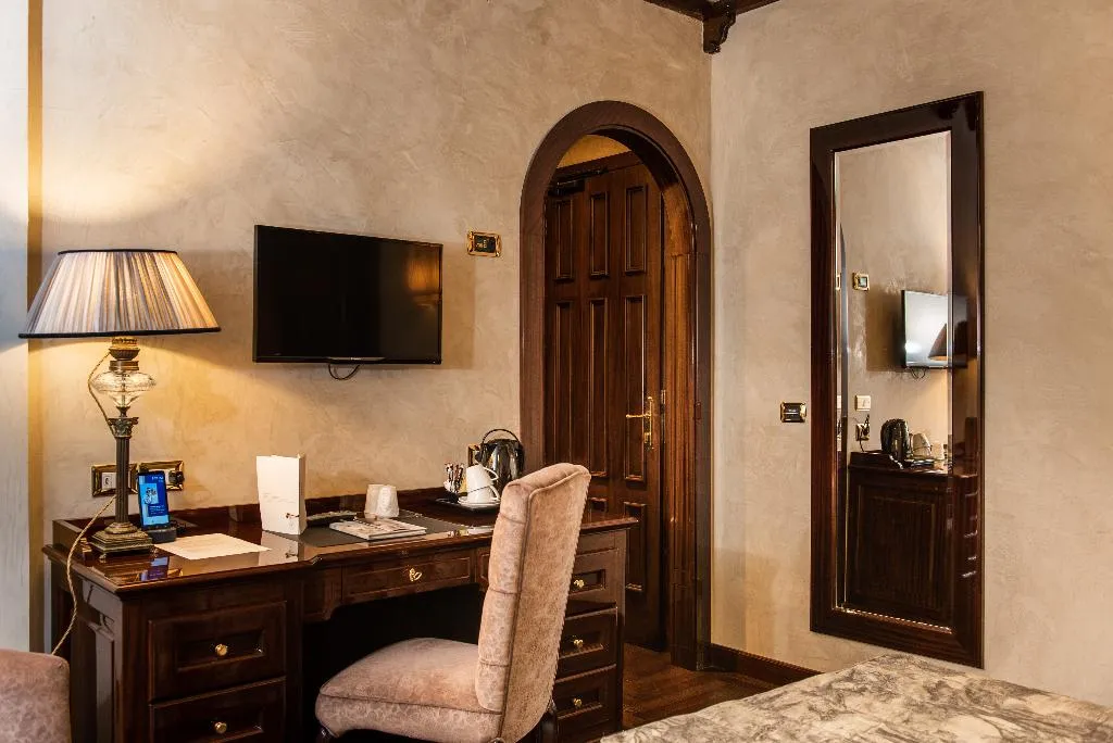 Double or Twin CLASSIC Room, Grand Hotel Baglioni, Florence