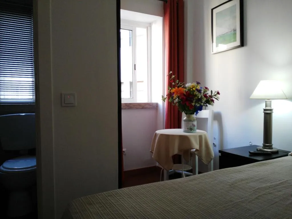 Room, A Ponte, Lisbon