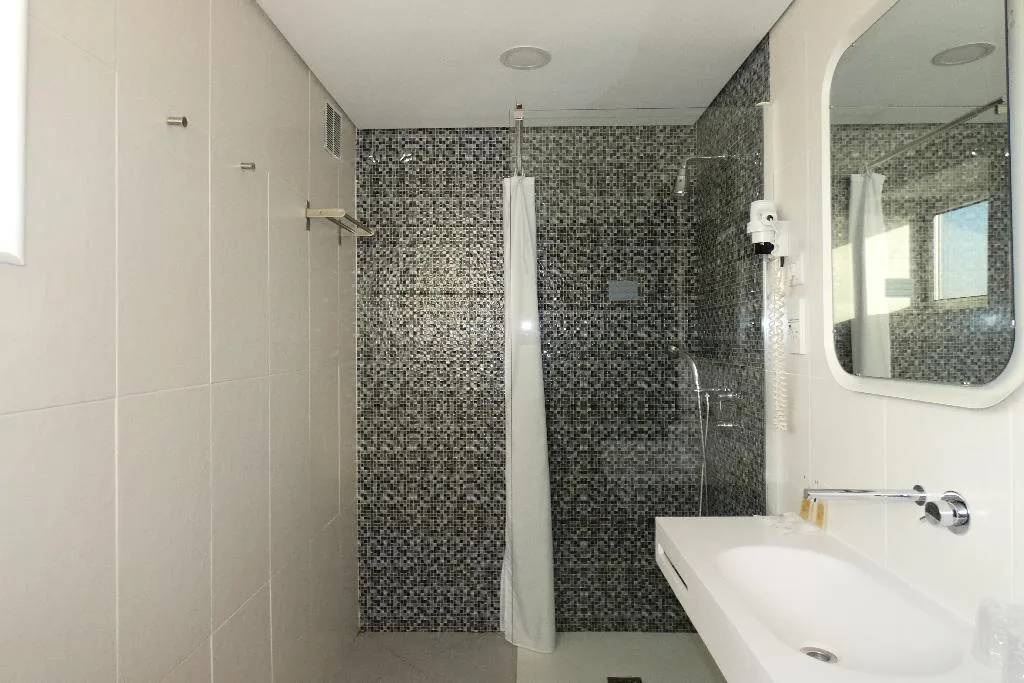 FAMILY ROOM CITY VIEW Room, Dorma Praia Golfe, Porto