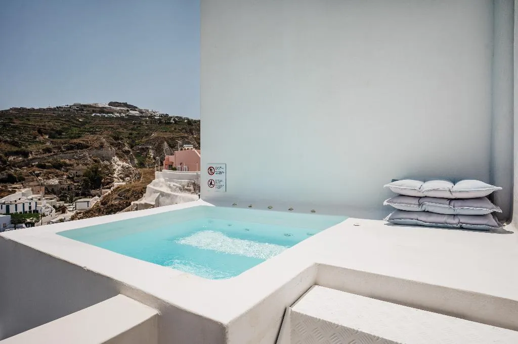 SUITE WITH JACUZZI Room, Amphitrite Suites Santorini, Santorini