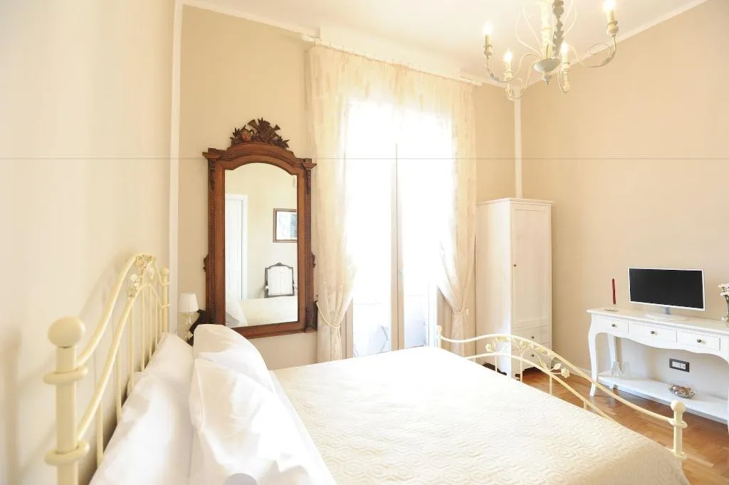 Room, Residenza Borbonica, Naples