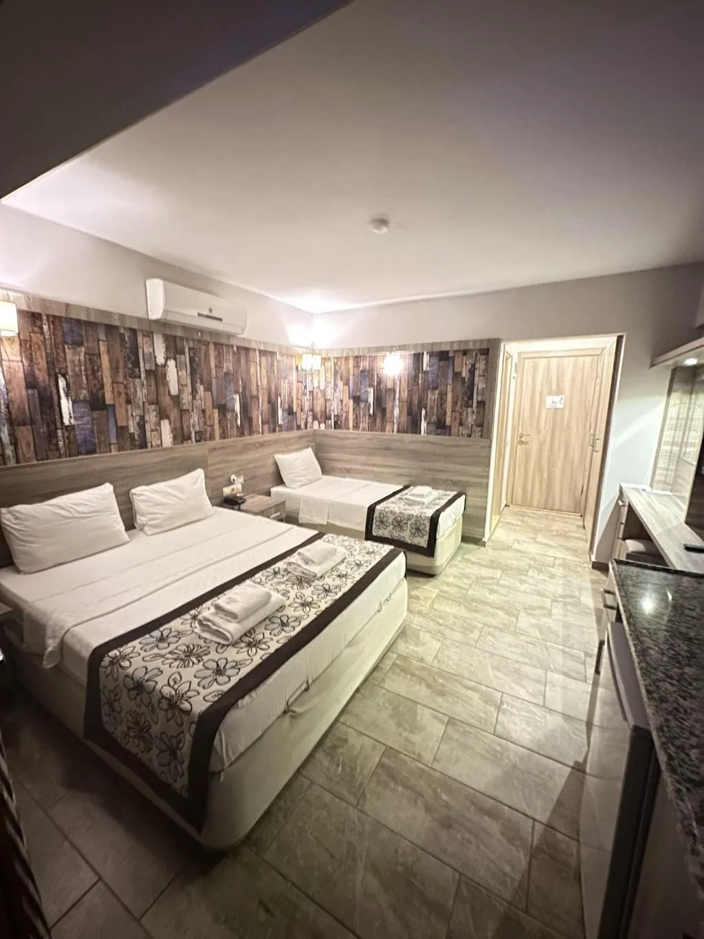 Room, Street61 Studios, Dalaman