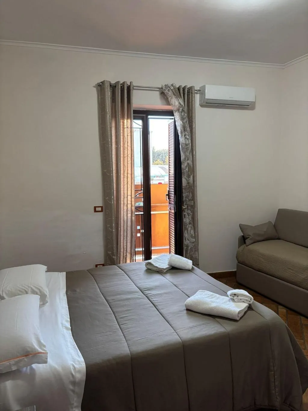 Room, Home To Fly, Naples