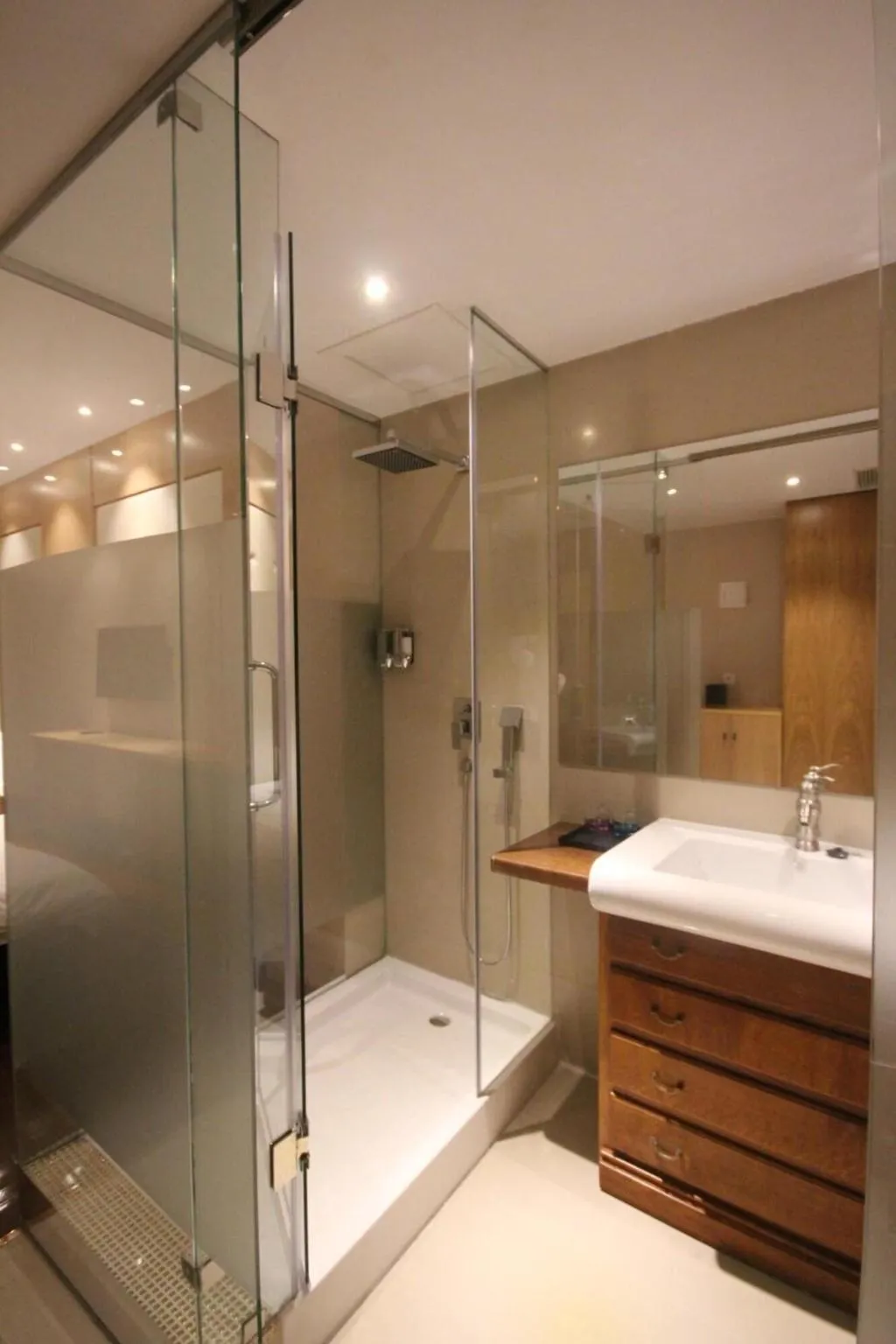 Room, Hotel Menoir Dorsett, Madrid