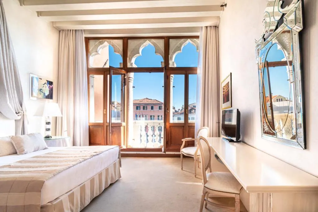 Double or Twin DELUXE CANAL VIEW Room, Principe, Venice
