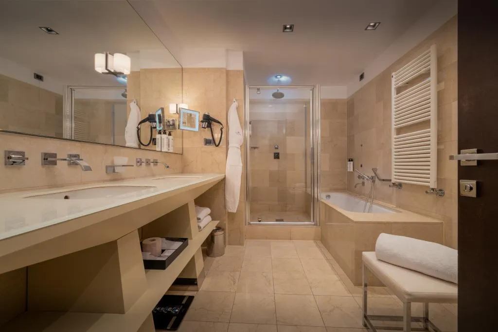 JUNIOR SUITE STANDARD Room, Crowne Plaza Milan City, Milan