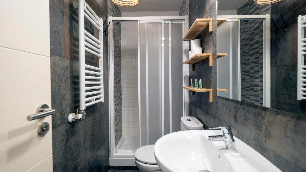 APARTMENT CAPACITY 6 THREE BEDROOM Room, Barcelona Sants Station Apartments, Barcelona