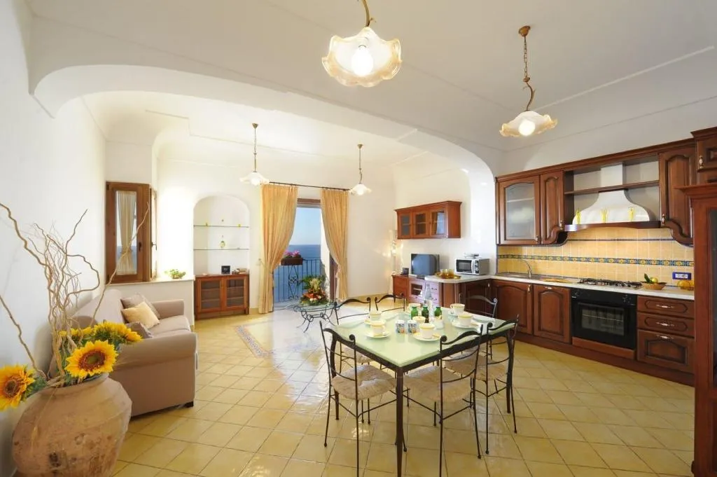 Room, La Sorgente Del Sole, Naples
