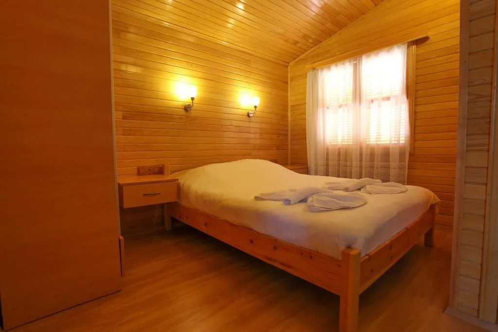 BUNGALOW QUEEN SIZE BED Room, Baris Pension & Bungalows, Antalya
