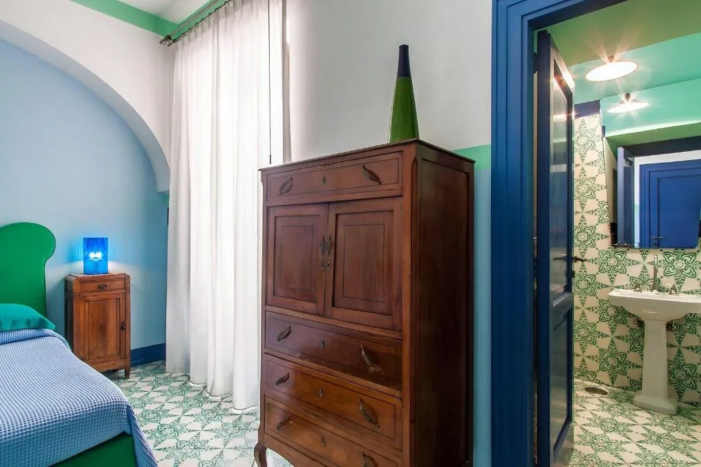 Room, Casa Astarita, Naples