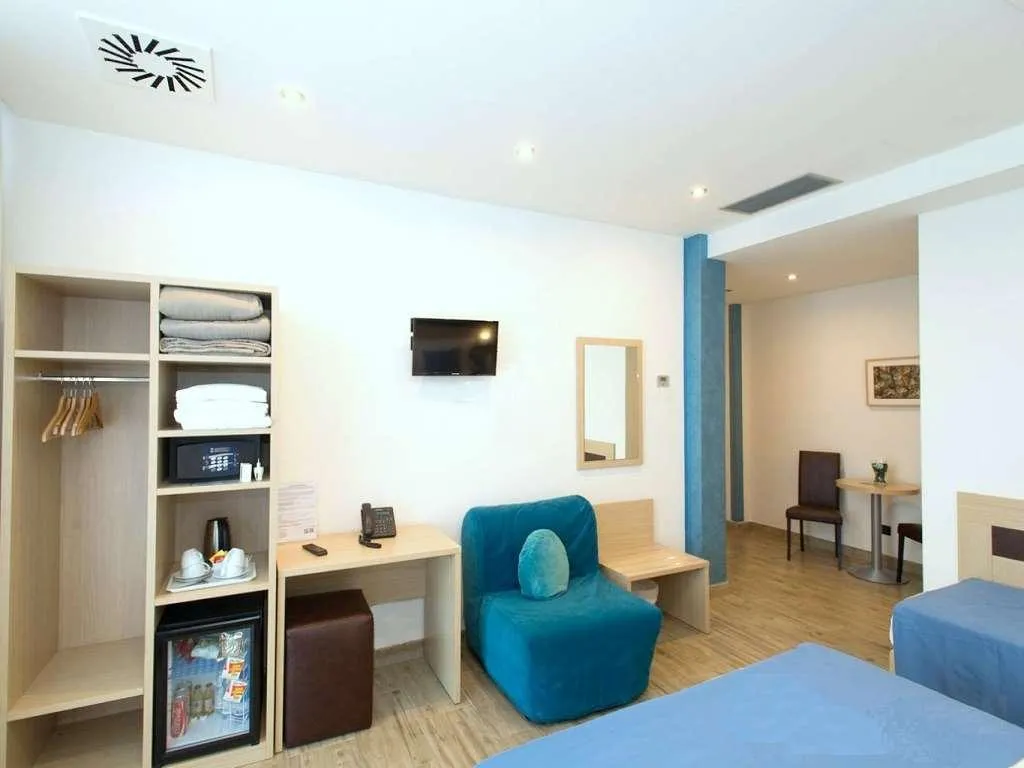 Room, Luxor Florence, Florence