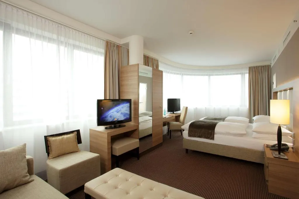 Room, H4 Hotel Berlin Alexanderplatz, Berlin