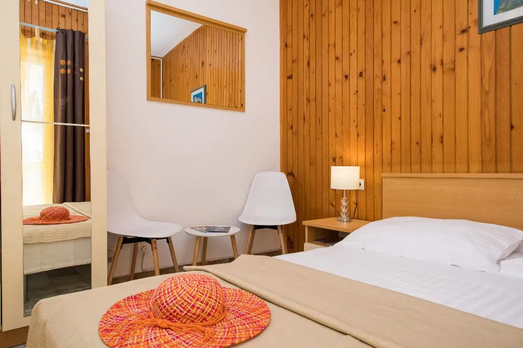 DOUBLE WITH TERRACE Room, Guest House J&J, Dubrovnik