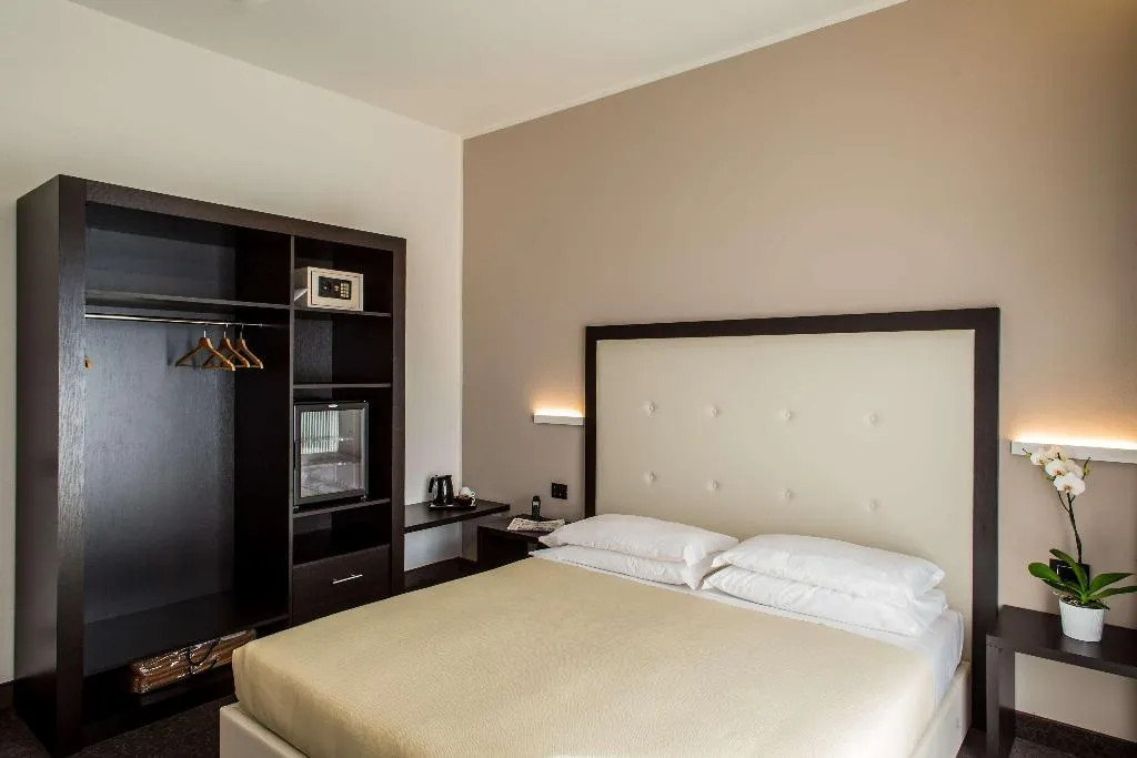 Room, Mirage, Florence