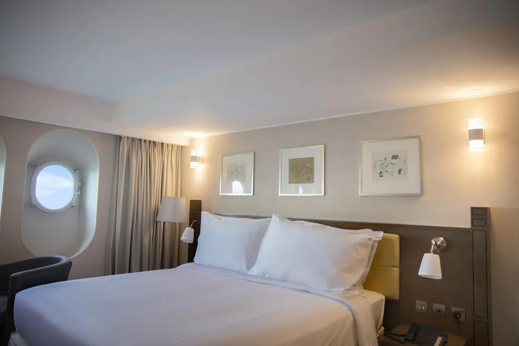 Double or Twin SUPERIOR WITH VIEWS Room, Queen Elizabeth 2, Dubai