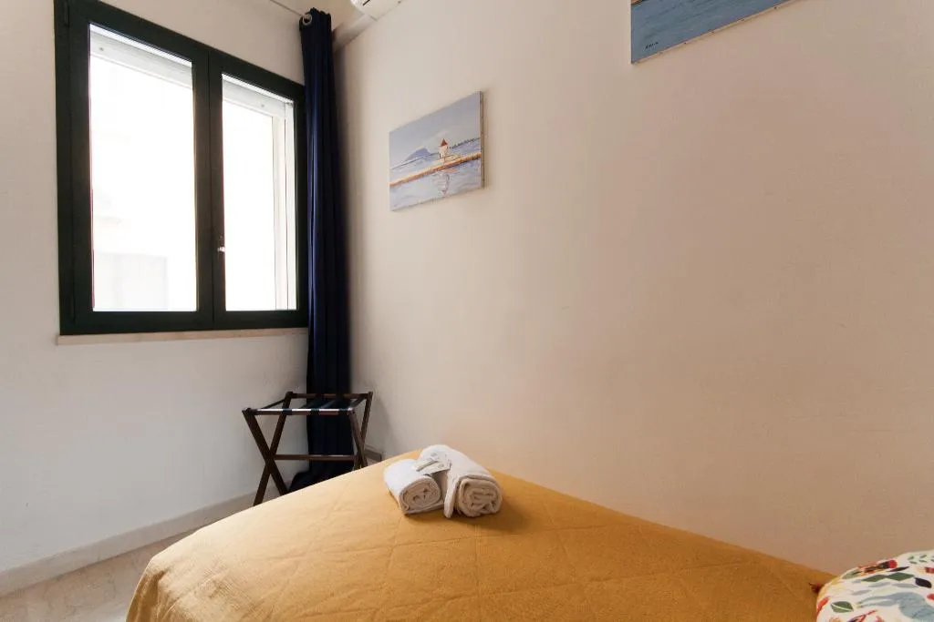 SINGLE WITH SHARED BATHROOM Room, Ciuri Home, Palermo