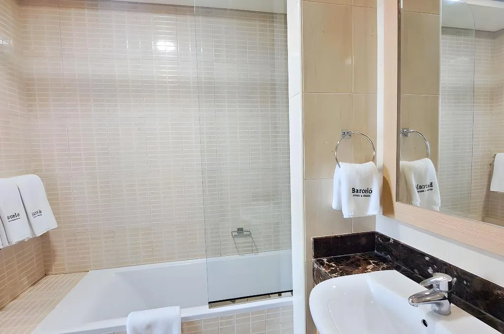 Double or Twin PREMIUM ONE BEDROOM Room, Barceló Residences Dubai Marina, Dubai