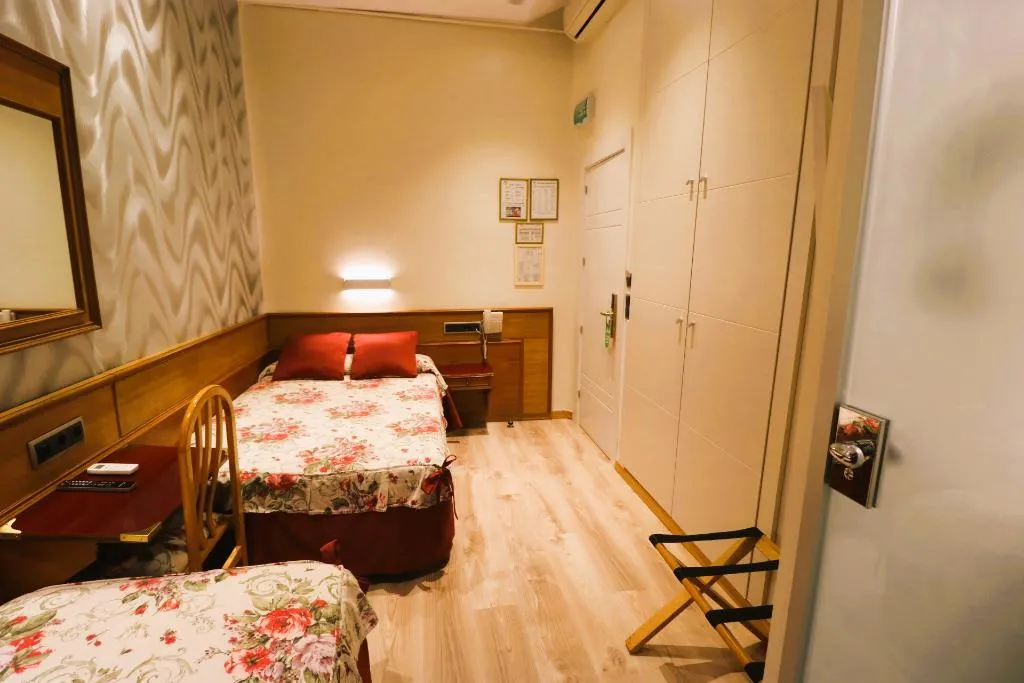 TWIN STANDARD Room, Hostal Hispano-Argentino Gran Via, Madrid