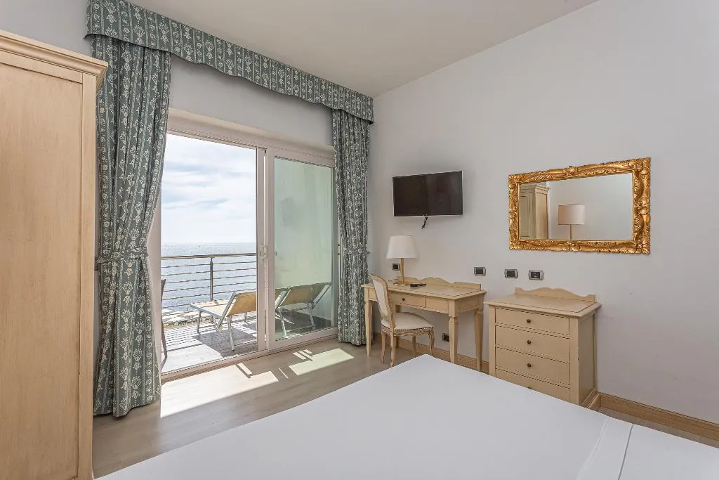DOUBLE SINGLE USE SUPERIOR SEA VIEW Room, Cavalluccio Marino Hotel, Rome