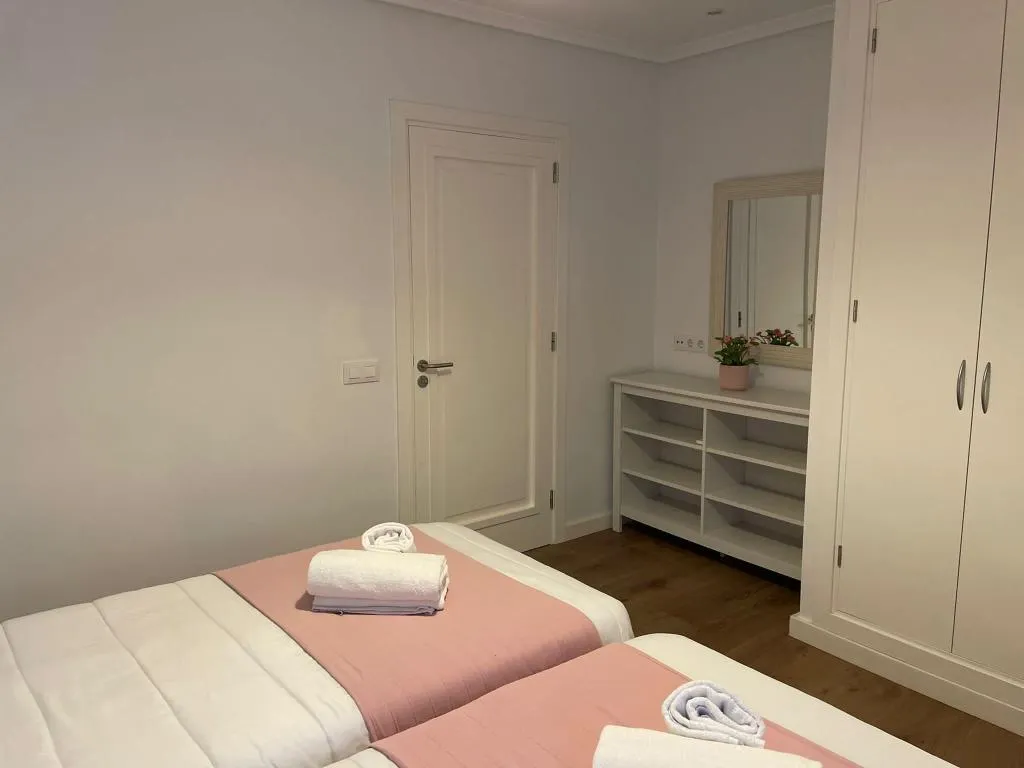 HOUSE TWO BEDROOMS WITH AIR CONDITIONING Room, Torre Playa, Majorca