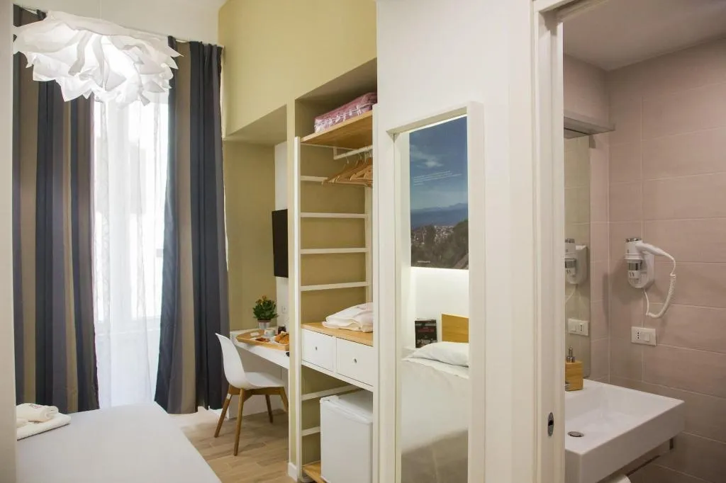 Room, Napolinn B&B, Naples