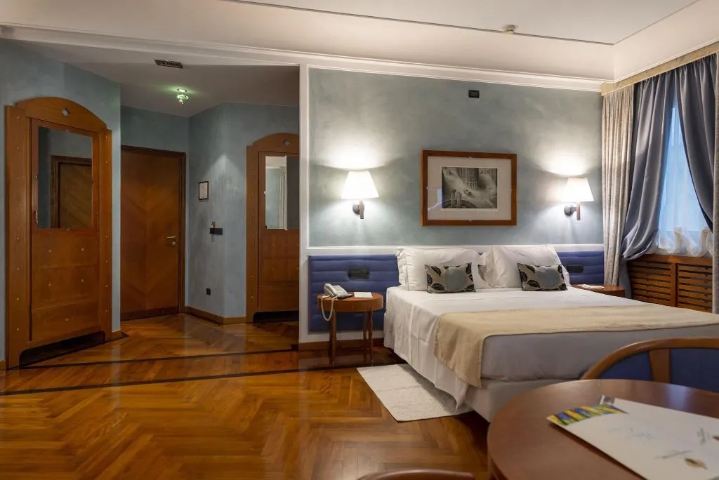 SUITE QUEEN SIZE BED Room, Grand Hotel Ortigia, Catania
