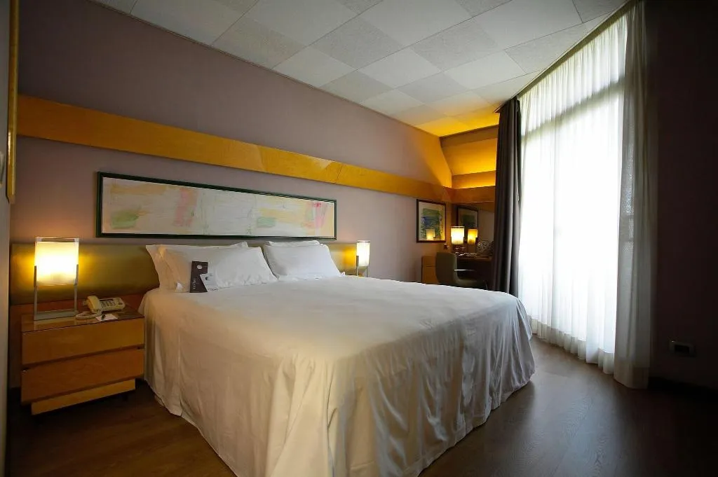 DOUBLE CLASSIC QUEEN BED Room, Four Points by Sheraton Catania Hotel & Conference, Catania
