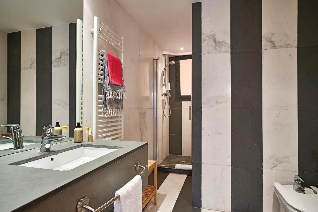 APARTMENT CAPACITY 6 TWO BEDROOMS Room, AinB Sagrada Familia Apartments, Barcelona