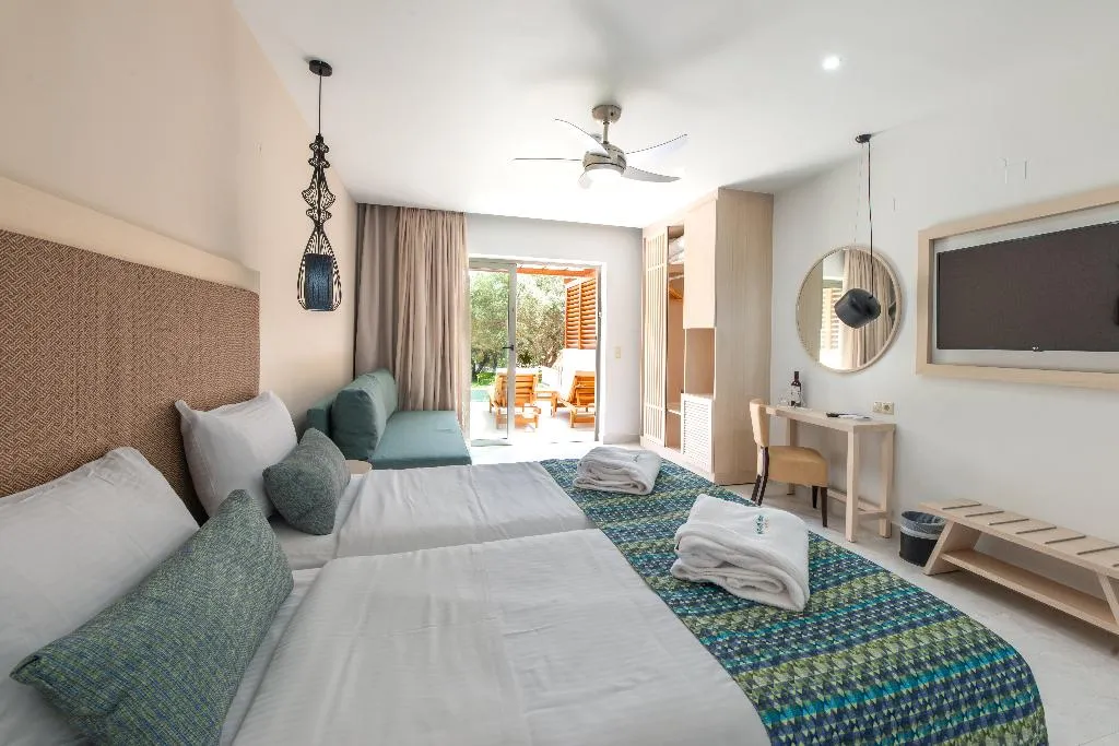 Room WITH PRIVATE POOL Room, Sirios Village, Crete