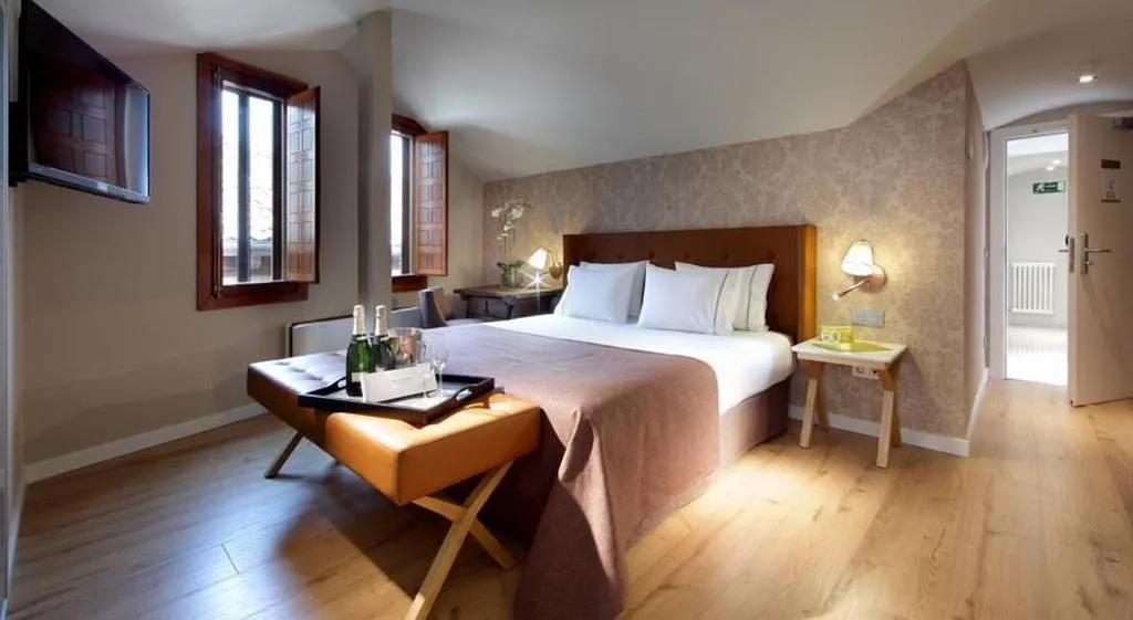 DOUBLE STANDARD Room, Dorma Casa de los Linajes, Madrid