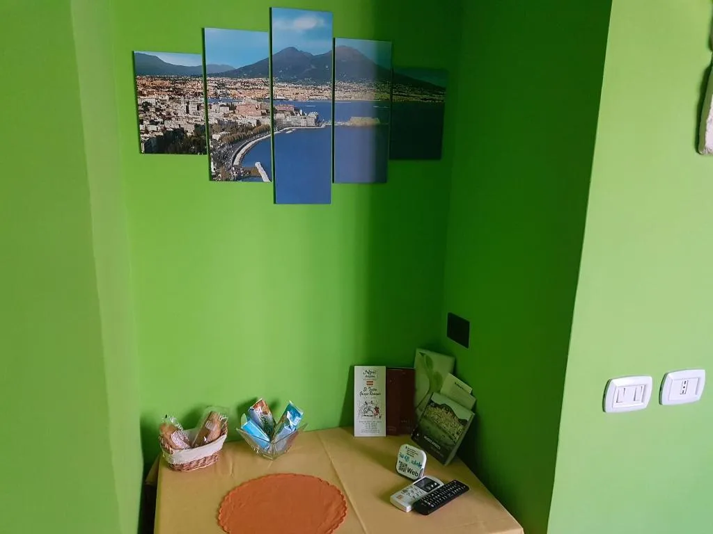 Room, Thousand Colors, Naples