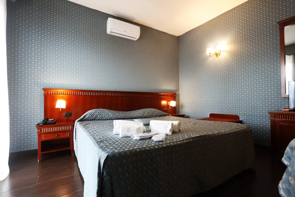 Room, La Fayette, Naples