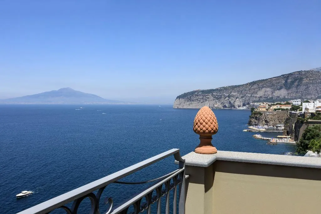 JUNIOR SUITE DELUXE SEA VIEW WITH BALCONY Room, Grand Hotel Ambasciatori, Naples