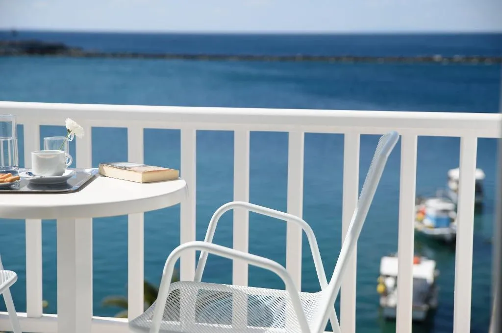 Room, Nama, Mykonos