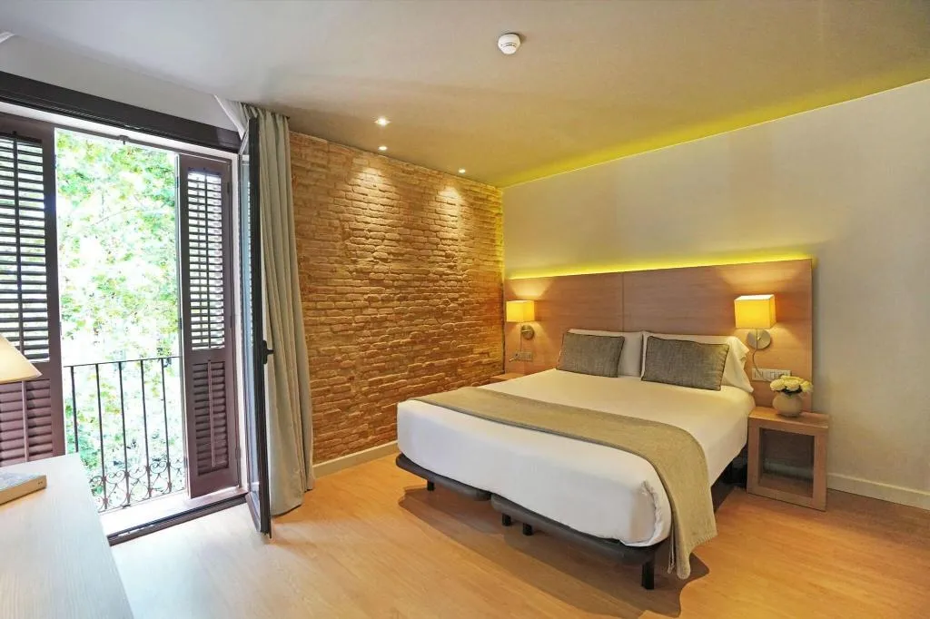 Double or Twin CITY VIEW QUEEN BED Room, Arc La Rambla, Barcelona