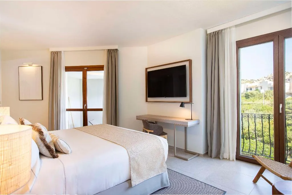JUNIOR SUITE KING SIZE BED Room, Mangia's Santa Teresa Sardinia, Curio Collection, Olbia