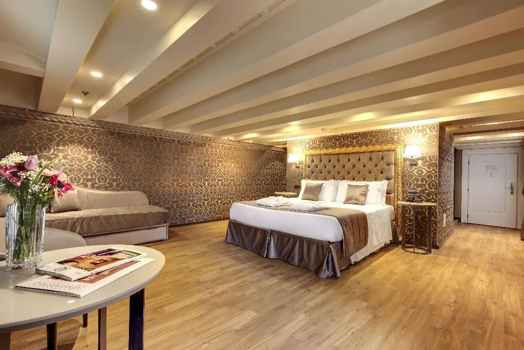 JUNIOR SUITE STANDARD Room, Dona Palace, Venice