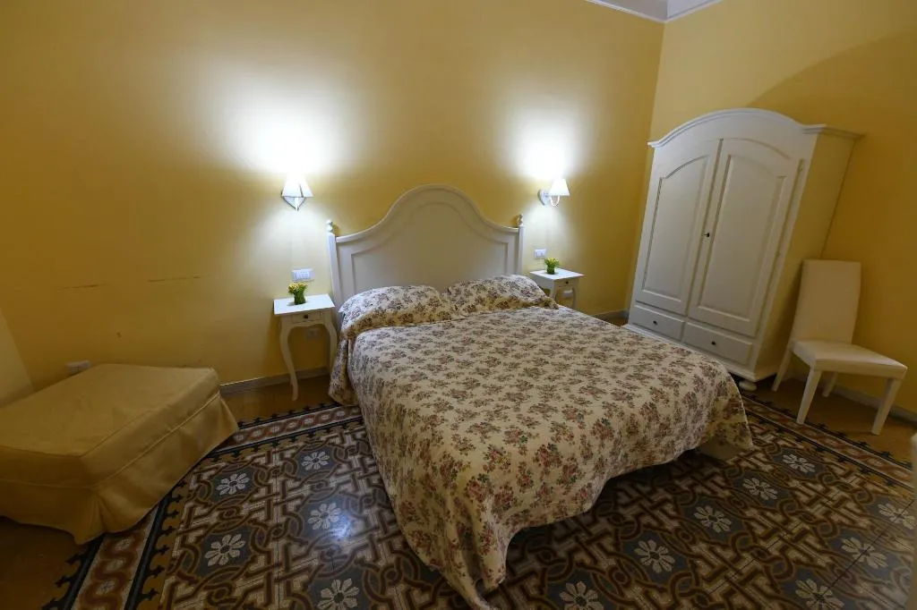 Room, Buonanotte Roma 2, Naples