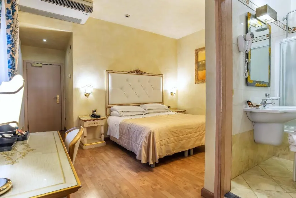 TWIN STANDARD Room, Alba Palace, Florence