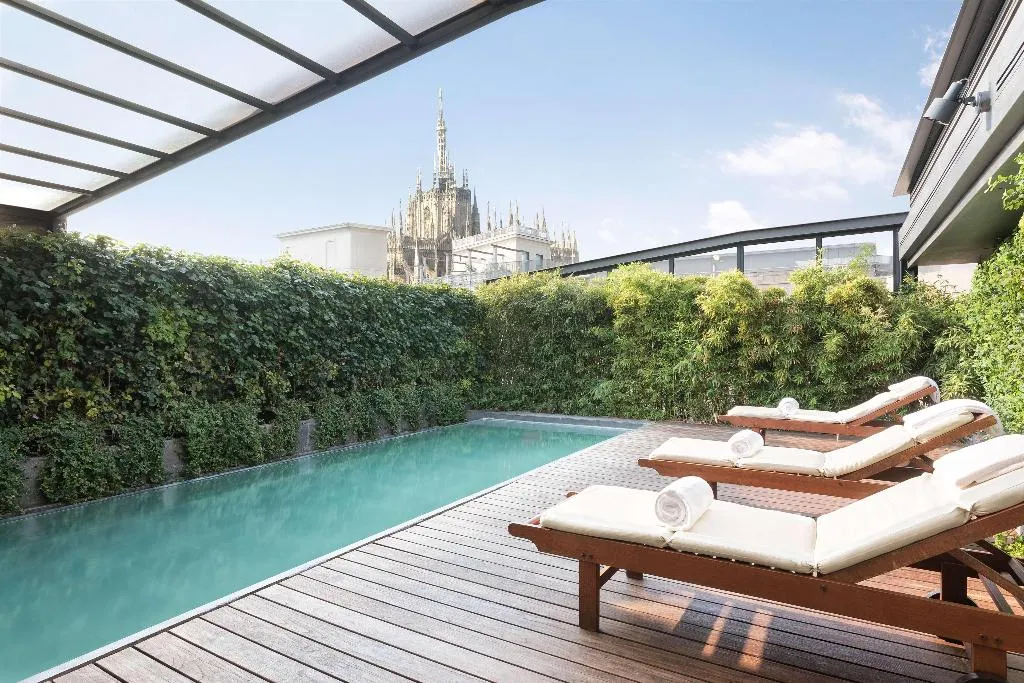 Pool, Sina De la Ville, Milan