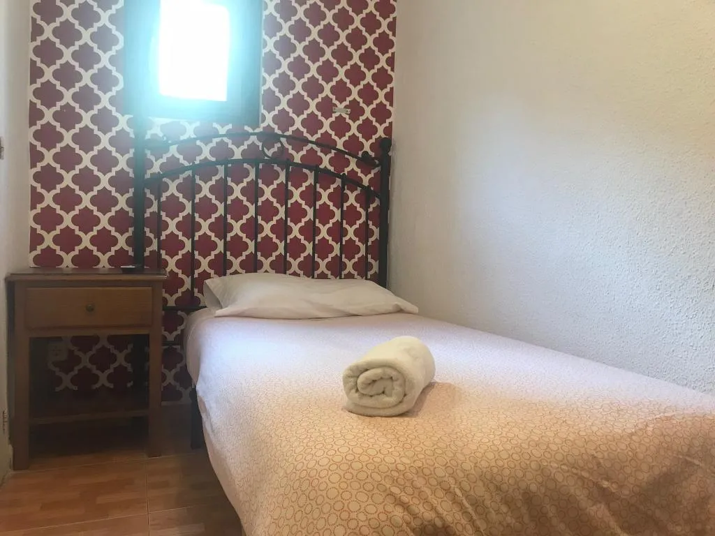 SINGLE WITH SHARED BATHROOM Room, Hostal MYD Los Perales, Madrid