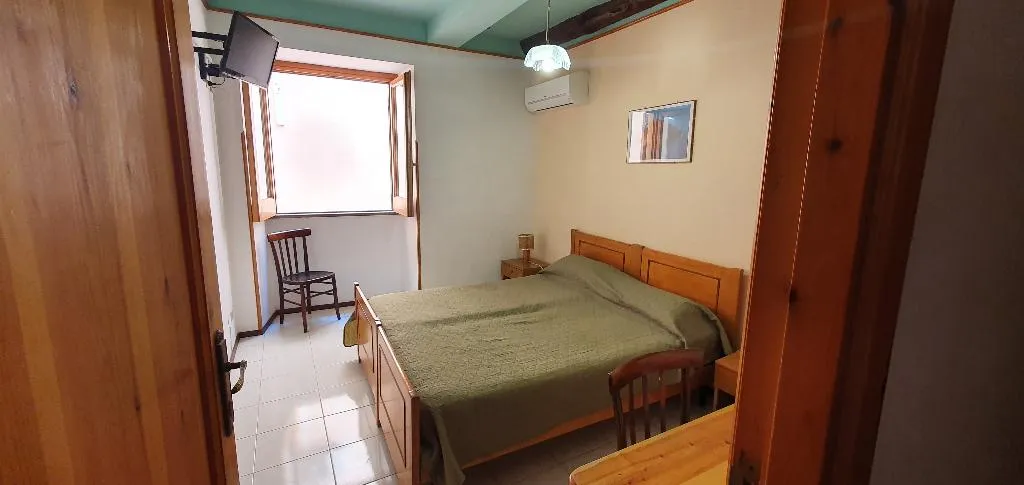 QUADRUPLE TWO BEDROOMS ONE BATHROOM Room, Casa Vittorio, Catania