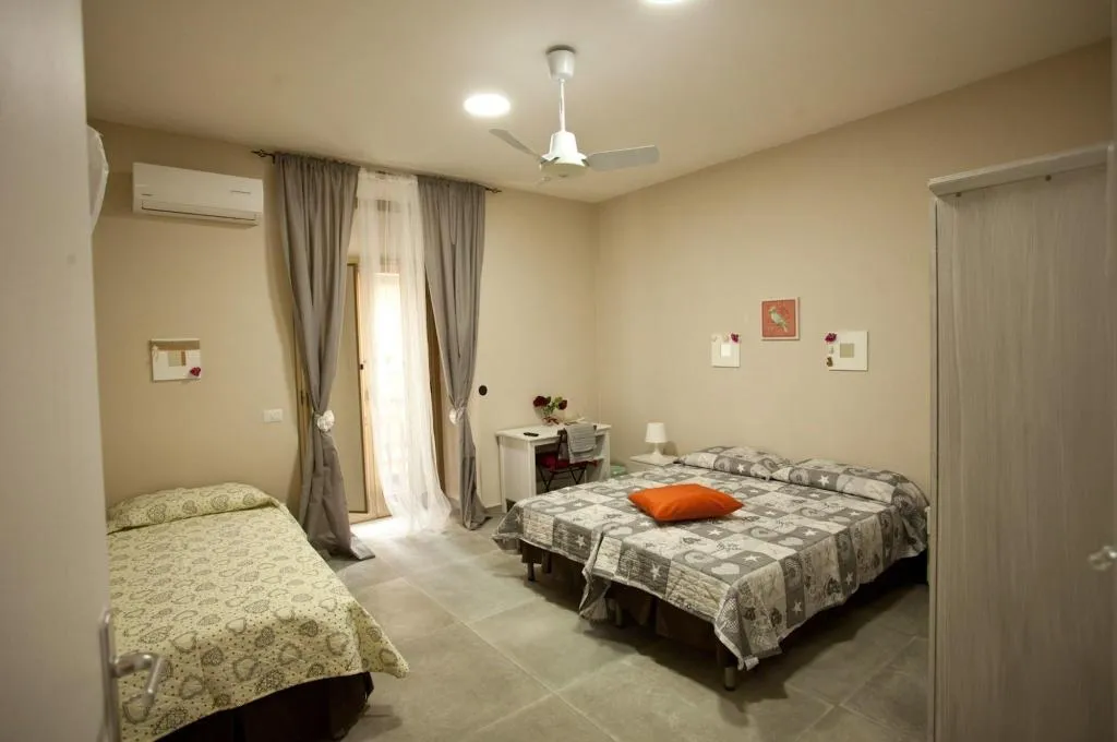 Room, B&B Cara Napoli, Naples