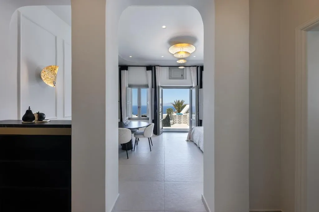 JUNIOR SUITE EXECUTIVE KING BED Room, La Madeleine Oia, Santorini