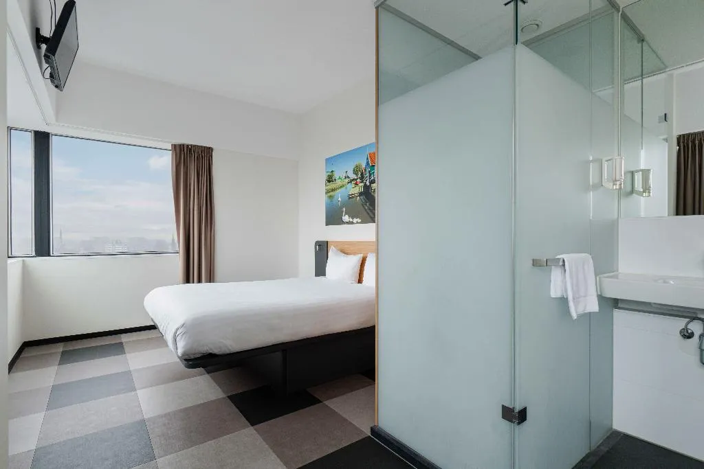 TRIPLE STANDARD Room, easyHotel Amsterdam Zaandam, Amsterdam