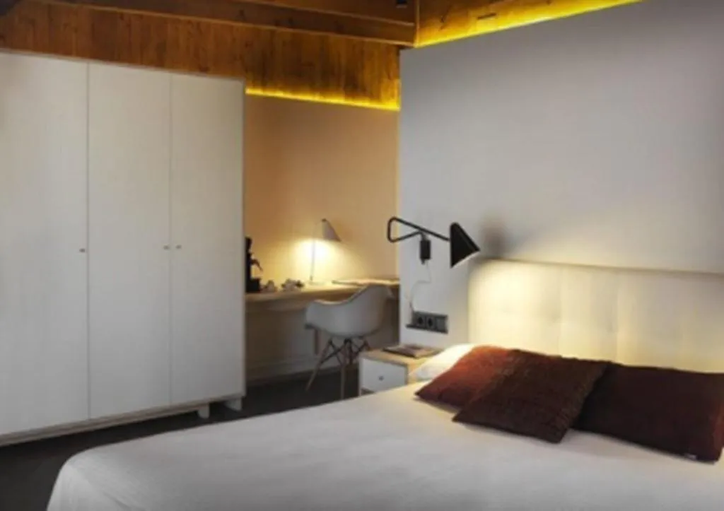 Room, Mont-Sant, Valencia
