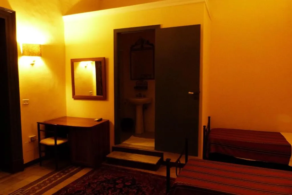 Room, Hoteletnea 316, Catania