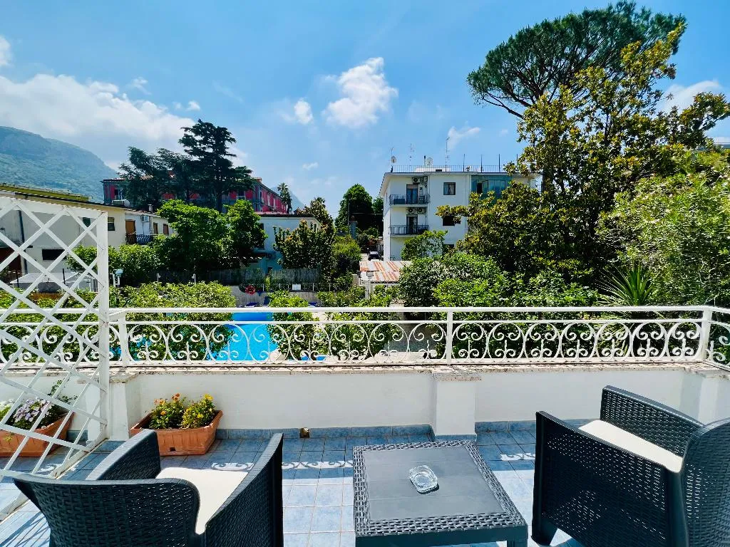 DOUBLE POOL VIEW Room, Villa Sorrento Resort, Naples